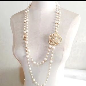 Elegant Pearl Necklace with Gold Accents